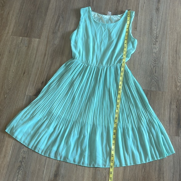 Anthropologie sleeveless mint green pleated accordion midi dress hits at knees - Picture 10 of 12